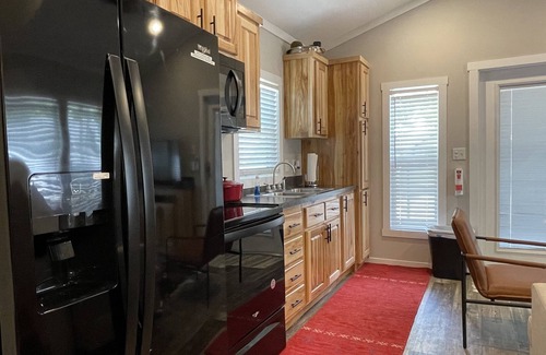 Athens House | New Tiny home with 2 Queen Beds in Gated Community with Dog Park