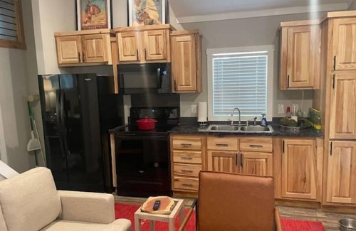 Athens House | New Tiny home with 2 Queen Beds in Gated Community with Dog Park
