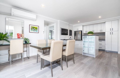 Crestwood House | New to VRBO: Renovated Townhouse Close to the CBD and Schools