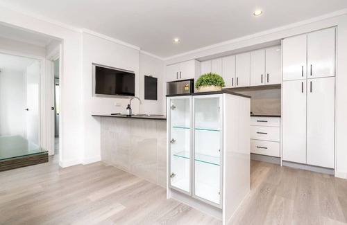 Crestwood House | New to VRBO: Renovated Townhouse Close to the CBD and Schools