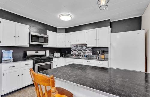 Sharpsburg House | NEW! Tranquil Cozy Getaway in Chesterhill