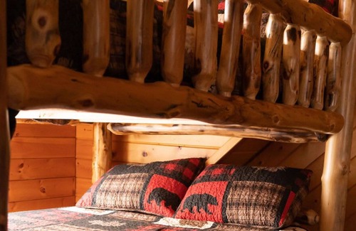 Deerwood Cabin | *New* Tranquil Log Home on Wilson Lake