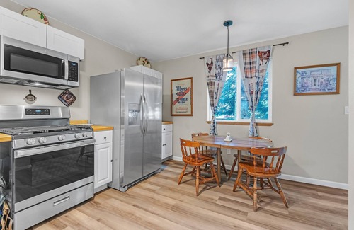 Enumclaw House | NEW! Treehaven Barn 3-Bedroom Farmhouse - Pets Allowed