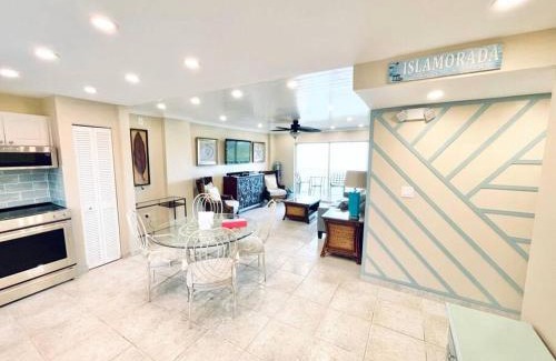 Tavernier House | New Tropical Escape Sea Gulls 407