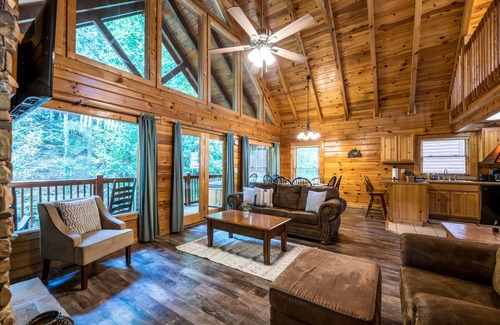 Pigeon Forge Cabin | NEW! True Log < 2Mi to The Island! Fast Wifi, Hot Tub!
