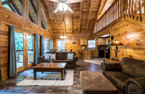Pigeon Forge Cabin | NEW! True Log < 2Mi to The Island! Fast Wifi, Hot Tub!