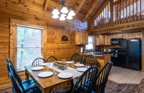 Pigeon Forge Cabin | NEW! True Log < 2Mi to The Island! Fast Wifi, Hot Tub!