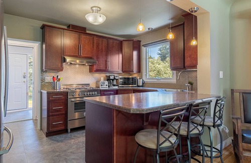 West Edmonton House | ⭐NEW⭐ TWO SUITES, ONE PRICE ⭐Spacious 4-BR Home ⚡Fast WiFi⚡ Central Location ⭐
