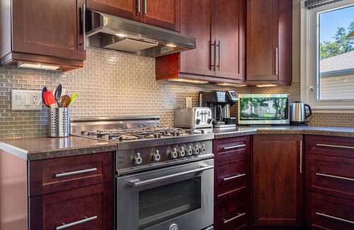 West Edmonton House | ⭐NEW⭐ TWO SUITES, ONE PRICE ⭐Spacious 4-BR Home ⚡Fast WiFi⚡ Central Location ⭐