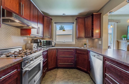 West Edmonton House | ⭐NEW⭐ TWO SUITES, ONE PRICE ⭐Spacious 4-BR Home ⚡Fast WiFi⚡ Central Location ⭐