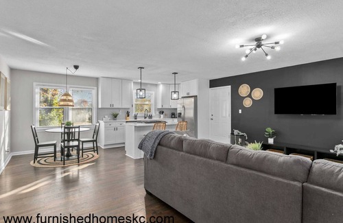 Fairway House | New Updates 2BRHome/Close to Plaza/Quiet/Walkable