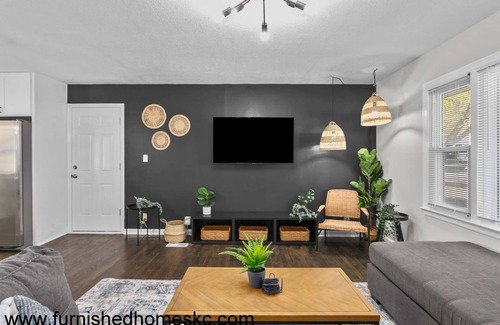 Fairway House | New Updates 2BRHome/Close to Plaza/Quiet/Walkable