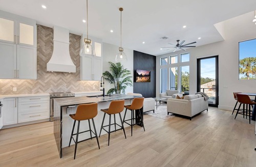 Dunedin House | New Upscale Retreat Downtown Dunedin w/Balcony! Sleeps 4