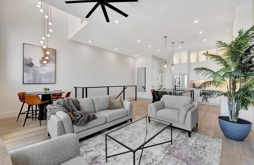 Dunedin House | New Upscale Retreat Downtown Dunedin w/Balcony! Sleeps 4