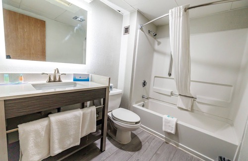 South Central Omaha Hotel | New Victorian Inn & Suites