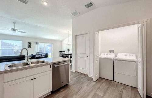 Wildwood House | New Villa next to Brownwood Square with 2015 Gas Golf Cart