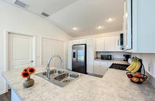 Wildwood House | New Villa next to Brownwood Square with 2015 Gas Golf Cart