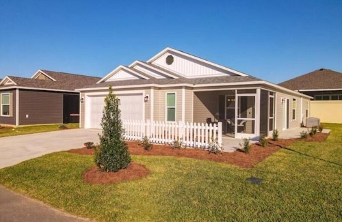 Wildwood House | New Villa next to Brownwood Square with 2015 Gas Golf Cart