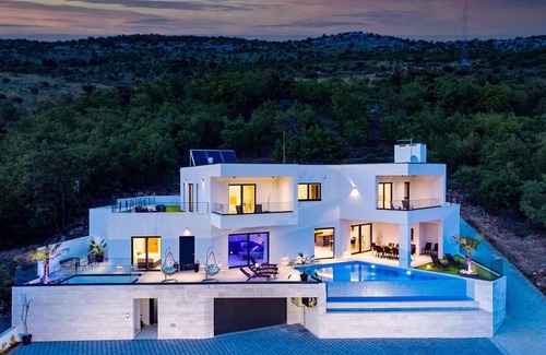 Tugare Villa | NEW! Villa Top Hill, heated infinity pool, Jacuzzi, Sauna, 5 en-suite bedrooms, a Media room