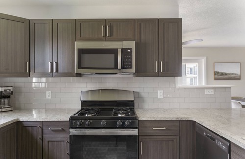 West Des Moines Apartment | New Waterfront Walk Out Jordan Creek w/Pool/Gym King Bed High Speed WiFi