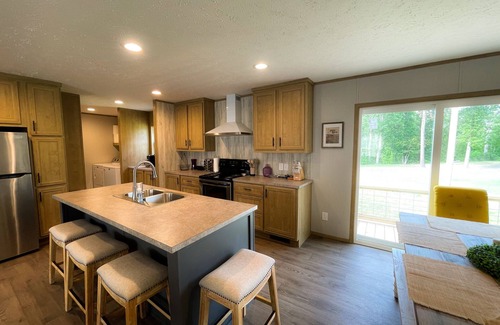 Negreet House | New Waterfront Vacation Retreat - Mid Lake - Close to Toledo Town