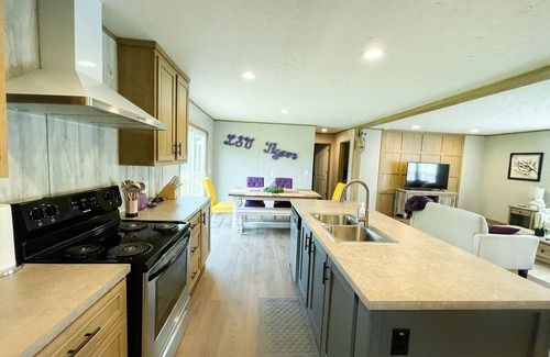 Negreet House | New Waterfront Vacation Retreat - Mid Lake - Close to Toledo Town