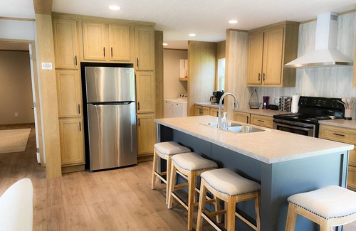 Negreet House | New Waterfront Vacation Retreat - Mid Lake - Close to Toledo Town