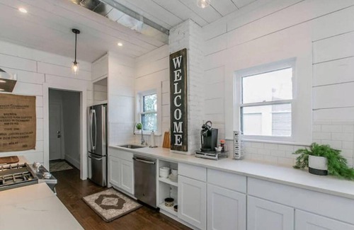 Austin Ave. House | New White On Columbus Family Gathering Place