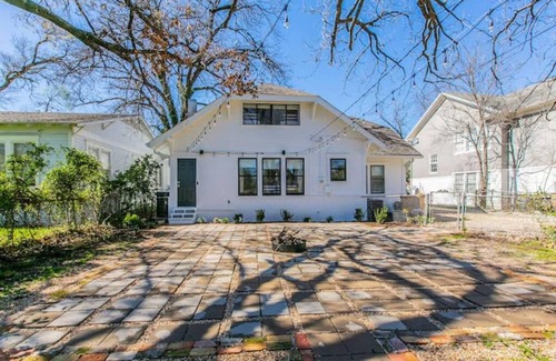 Austin Ave. House | New White On Columbus Family Gathering Place