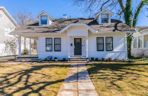 Austin Ave. House | New White On Columbus Family Gathering Place