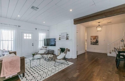 Austin Ave. House | New White On Columbus Family Gathering Place