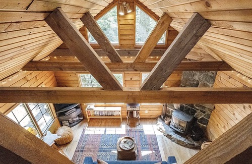 Rhododendron Cabin | NEW! Wy'East Cabin!100 year old cedar cabin nestled in the wooodland of Mt. Hood
