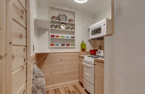 Gardiner Apartment | ~New~ Yellowstone Rock Studio