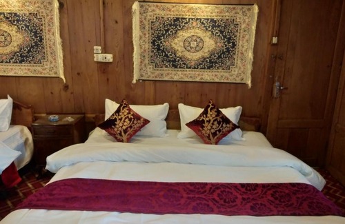 Dal Lake Boat Rental | New Zealand Group Of Houseboats