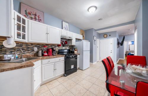 Ampere Apartment | Newark 3BR Gem - Near NYC - & Attractions