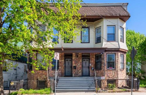 Ampere Apartment | Newark 3BR Gem - Near NYC - & Attractions