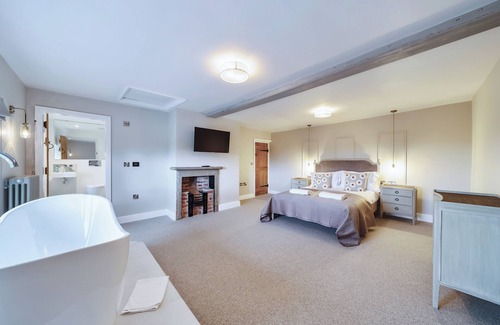 Calwich Other | Newely Renovated Stunning Farmhouse with Hot Tub