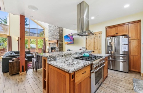Mountain View Estates Cabin | Newer 5Br Mountain Home, Hot Tub, Walk-to-Trails, 9 Beds, Game Room, Dog Friendly and Fenced