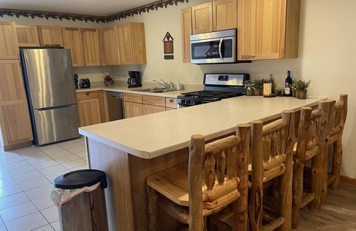 Oglesby Villa | Newer Rustic WiFi Villa by Starved Rock sleeps 8 A guest 5 star favorite