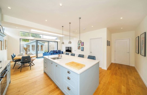 Glenisla Ski Chalet | Newhall Gardens - 3 bedroom Family Dream Accommoda