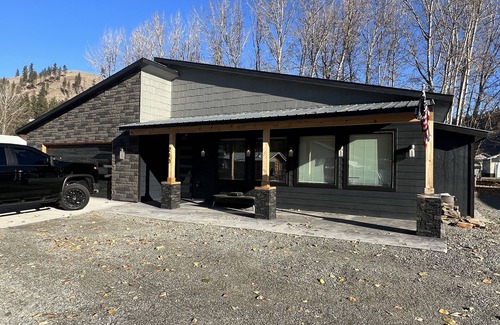 Conconully House | Newley built modern home. Close to lakes and down town food and restaurants.