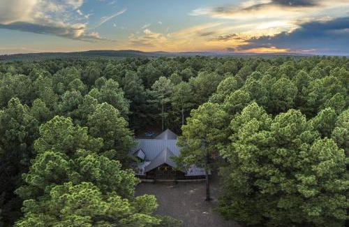 Broken Bow Villa | NewListing! 1-Mile Choctaw Landing, GameRoom, 6BR, Sleep-18, PET Friendly, HotTub, Play Structure, Smart TV, FirePit, Outdoor