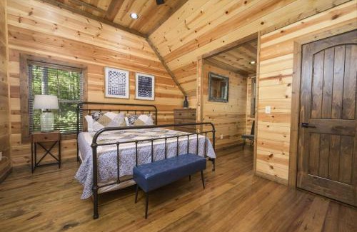 Broken Bow Villa | NewListing! 1-Mile Choctaw Landing, GameRoom, 6BR, Sleep-18, PET Friendly, HotTub, Play Structure, Smart TV, FirePit, Outdoor