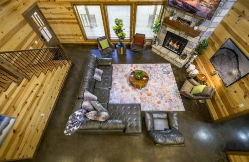 Broken Bow Villa | NewListing! 1-Mile Choctaw Landing, GameRoom, 6BR, Sleep-18, PET Friendly, HotTub, Play Structure, Smart TV, FirePit, Outdoor