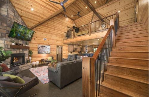 Broken Bow Villa | NewListing! 1-Mile Choctaw Landing, GameRoom, 6BR, Sleep-18, PET Friendly, HotTub, Play Structure, Smart TV, FirePit, Outdoor
