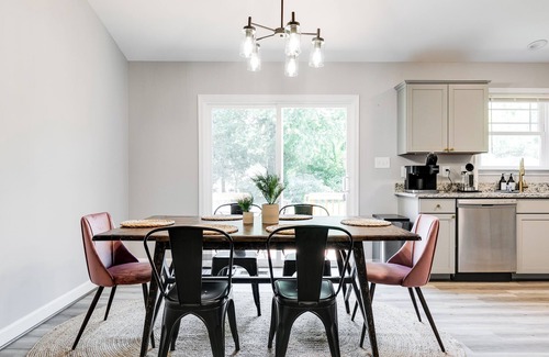 Issue House | Newly Built 3 Bedroom Home Near Downtown!