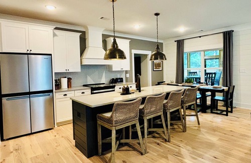 Watkinsville House | Newly Built 5BR/5.5 BR, 6 Miles to UGA, Fire Pit