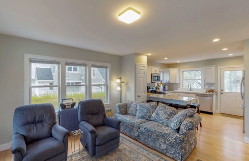 Teaticket House | Newly built bayview home, steps to dock/launch on Great Pond - small dogs OK