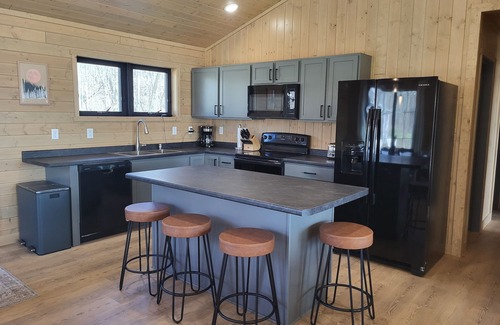 Lake Jessie Cabin | Newly Built Cedarpoint Cottage -Cozy and Relaxing on Jessie Lake -Pet Friendly