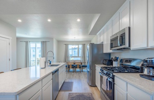 American Fork House | Newly Built Chic Utah Valley Gem l Theo